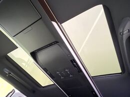 【左右独立ムーンルーフ】2列目左右席にそれぞれ配置されたガラスルーフ！日差しに合わせて片側だけシェードを閉めることも可能です！