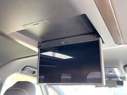 【フリップダウンモニター】大画面モニターで後席でもエンタメをお楽しみいただけます。小さなお子様にも大人気の装備です♪