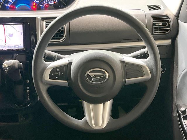 インテリアに合わせたデザインのステアリングは、運転される方のことも考え、運転しやすい形状、大きさです。是非一度、実際に触ってお確かめください。