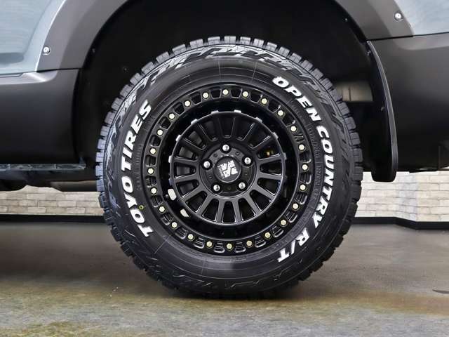 アルミホイールと車体のマッチングもセンスが問われる部分ですね。アルミホイール、タイヤ共に新品を使用しておりますのでご安心下さい。純正ホイールやスタッドレスタイヤについてもお気軽にご相談下さい。