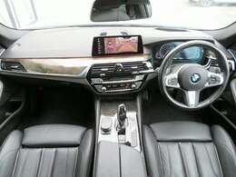 ◆インスツルメントパネルやインテリアトリムなどは、調和しなが洗練された室内を作り上げ、スイッチ類によって、優れた操作性をも実現。ドライバーの視線や動線を考え、人間工学に基づきデザインされています◆