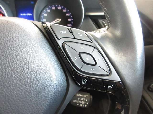 手に触れる部分の質感にもこだわった運転席回り。本革巻き3本スポ-クステアリングはピアノブラック加飾付で上質感をアップしています。