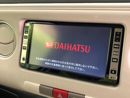 【純正ナビ】人気の純正ナビを装備しております。ナビの使いやすさはもちろん、オーディオ機能も充実！キャンプや旅行はもちろん、通勤や買い物など普段のドライブも楽しくなるはず♪