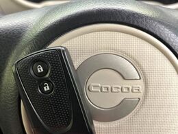 【キーフリーシステム】カバンやポケットに入れたままでもドアの施錠・解錠が可能なスマートキーを装備。エンジンのオン・オフ時もカギを取り出す必要が無いからとっても便利です♪