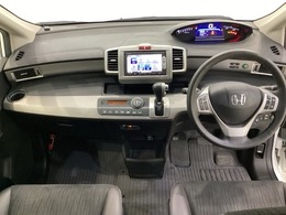 車内は光触媒抗菌消臭施工済です。インパネ周りはスタイリッシュなデザインで機能や装備も充実しています。グローブボックスやカップホルダーのほかにトレーなどたくさんの収納スペースが付いています。