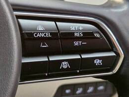 【レーダークルーズコントロール】追従型クルーズコントロールは、レーダーやビデオカメラが前方の車の状況を検知し、状況に合わせます。