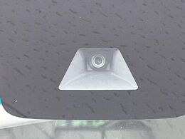 【エマージェンシーブレーキ】走行中に前方の車両等を認識し、衝突しそうな時は警報とブレーキで衝突回避と被害軽減をアシスト。より安全にドライブをお楽しみいただけます。