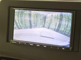 【バックカメラ】駐車時に後方がリアルタイム映像で確認できます。大型商業施設や立体駐車場での駐車時や、夜間のバック時に大活躍！運転スキルに関わらず、今や必須となった装備のひとつです！