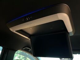 【リヤエンターテインメントシステム】後席にお座りの方も大満足の、人気メーカーオプションを装備。専用の音響システムと、大画面のモニターで移動中もDVD等をお楽しみいただけます。