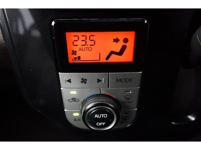 ★エアコンはオートタイプが装着済みです！オートモードにしておけば、車内温度を設定するだけで風の料や吹き出し口の切り替えを機械が行ってくれます！一年中快適な環境を作れますよ♪