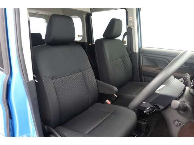 しっかりとしていて上質な座り心地のシートです。　座り心地も良くて長時間の運転も快適ですよ。　肌触りの良いシートが評判です。