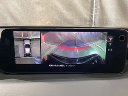 狭い場所での駐車やすれ違いなどでより的確な運転操作に役立つ360°ビューモニターが装備されています。