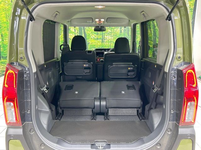 後席を格納すると、これだけの広さが！シーンに合わせたシートアレンジで、大きな荷物も積むことが出来ます♪
