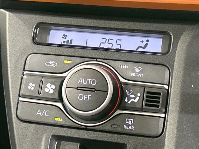 【オートエアコン】一度お好みの温度に設定すれば、車内の温度を検知し風量や温度を自動で調整。暑い…寒い…と何度もスイッチ操作をする必要はありません。快適な車内空間には必須の機能ですね♪