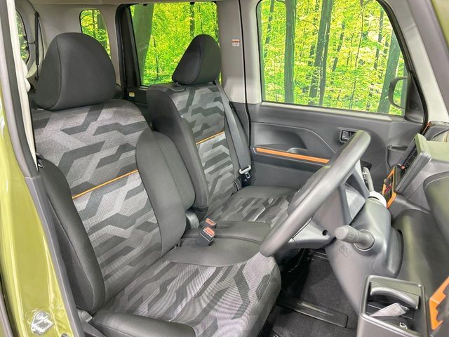 運転席まわりには十分なスペースがあり、大柄な方でもゆったり運転していただける環境です。