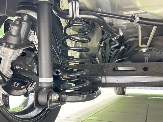 お車を安心してお乗りいただく為には、足回りの定期点検が欠かせません。サービスサポート（有償保証）では無料点検もご提供しており、安心のカーライフをお過ごしいただけるサポート体制が整っています。