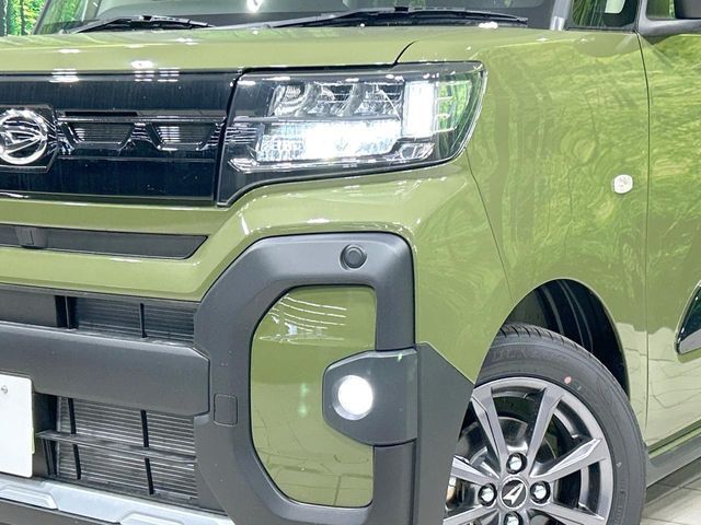 【LEDヘッドライト】悪天候や夜間走行時も良好な視界を確保し安心して運転できる高輝度LEDヘッドライトを装備！点灯速度が早く、消費電力も抑えられています。