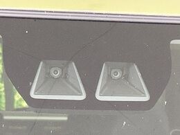 【スマートアシスト】走行中に前方の車両等を認識し、衝突しそうな時は警報とブレーキで衝突回避と被害軽減をアシスト。より安全にドライブをお楽しみいただけます。