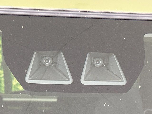 【スマートアシスト】走行中に前方の車両等を認識し、衝突しそうな時は警報とブレーキで衝突回避と被害軽減をアシスト。より安全にドライブをお楽しみいただけます。