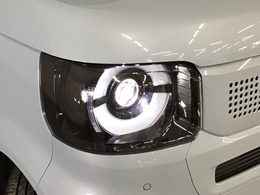 【LEDヘッドライト】大光量で夜道や雨の日の安心感を高めるLEDヘッドライト。周囲の明るさに応じて自動点灯・消灯/ライトの消し忘れも防げるオートライトコントロール付！