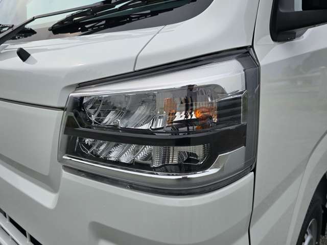 メーカーオプションのLEDヘッドライト装着車になります。