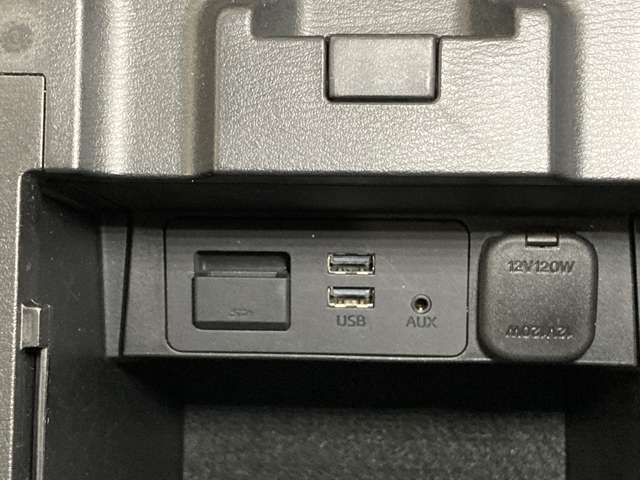 【USB電源ソケット】バッテリーが少なくなっても大丈夫！携帯やゲーム機などUSBにつないで車内で充電ができます！