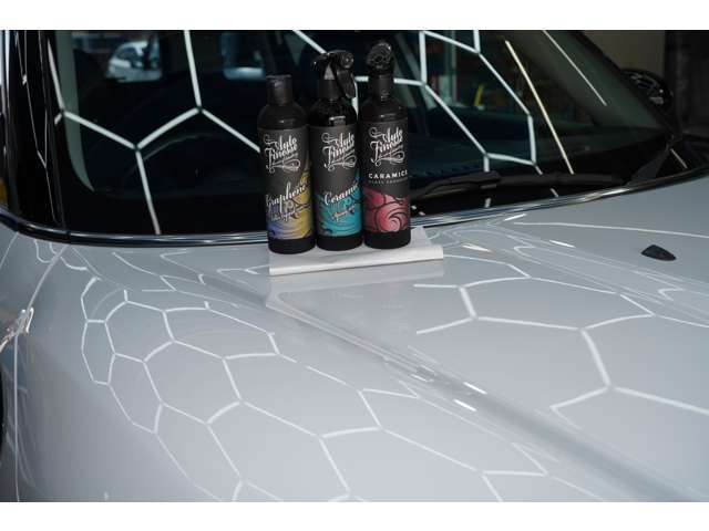 こちらの車両には、疎水コーティングで有名な、オートフィネス社のグラフィンコートとセラミックコーティングをW施工しています。