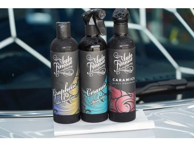 こちらの車両には、疎水コーティングで有名な、オートフィネス社のグラフィンコートとセラミックコーティングをW施工しています。