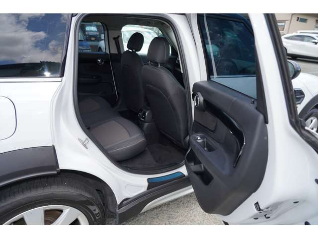 後部座席も広々しています。