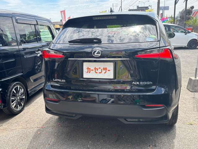 納車前の点検整備やアフターサービスもお任せください。経験豊富な国家資格を持った整備士がお客様のお車と真剣に向き合い、誠心誠意のメンテナンスを施します。安心してお乗りいただけます。