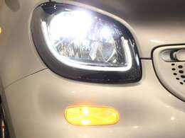 UシェイプのLEDドライビングライト装備