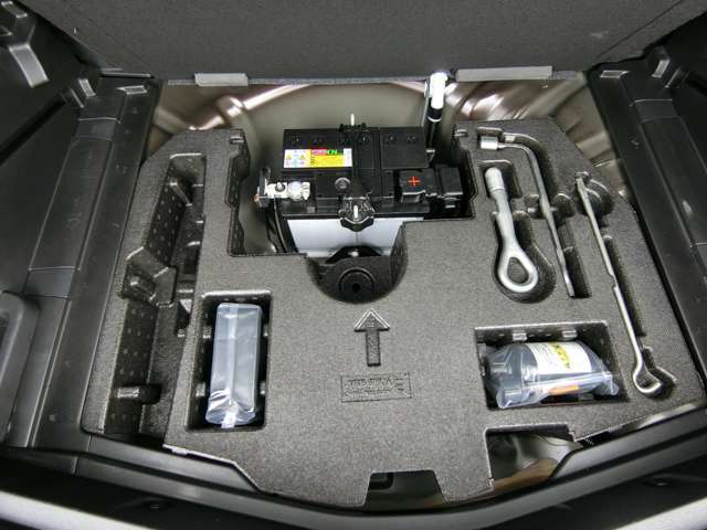 パンク修理キットはラゲッジの下に収納されています。ジャッキはオプションです。