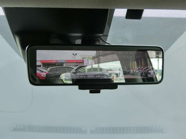 スマートルームミラー・後部座席に人が座っている時や、荷物が多い際でも後方確認がしやすいです。