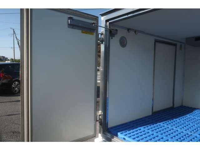 オートマ　冷凍冷蔵車　2コンプ　日章冷凍-25℃設定冷凍機　リア観音開き　サイドスライドドア　エアコン　パワステ　エアバッグ　ドライブレコーダー　ワンオーナー