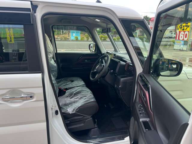 運転席はくつろぎのプライベート空間！ 車内をクリーニングしてお待ちしております！