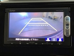 リバースギアに入れるだけで後方の表示へ切り替わります。夜間や雨の日の駐車も楽になりますよ。