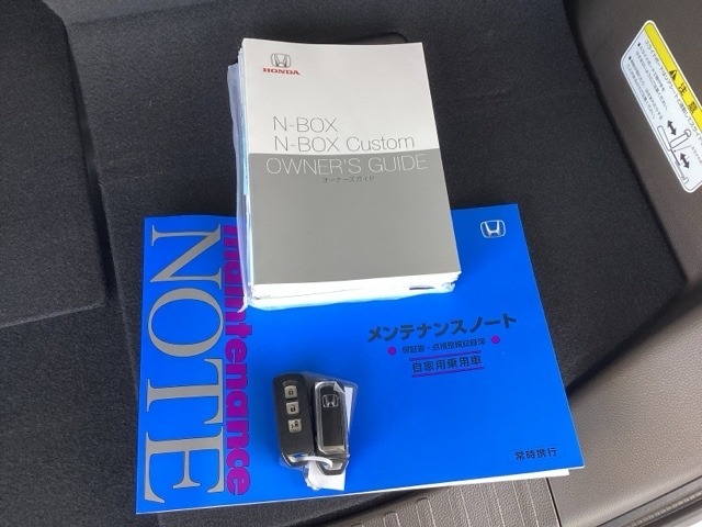 メンテナンスノート【整備記録簿】、取説も揃っています。スマートキーはバッグなどにしまったままボタン操作でエンジンの始動・停止ができて大変便利です。