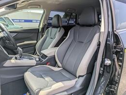 アイボリーのアクセントがおしゃれな本革シート！ゆったり座れて、長時間の運転も疲れにくい電動パワーシート！