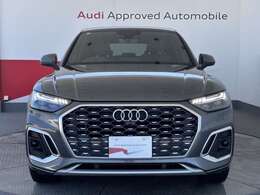 Audiの象徴であるシングルフレームグリルをよりワイドで低くシャープなデザインとすることでワイド＆ローのフォルムを協調しています。