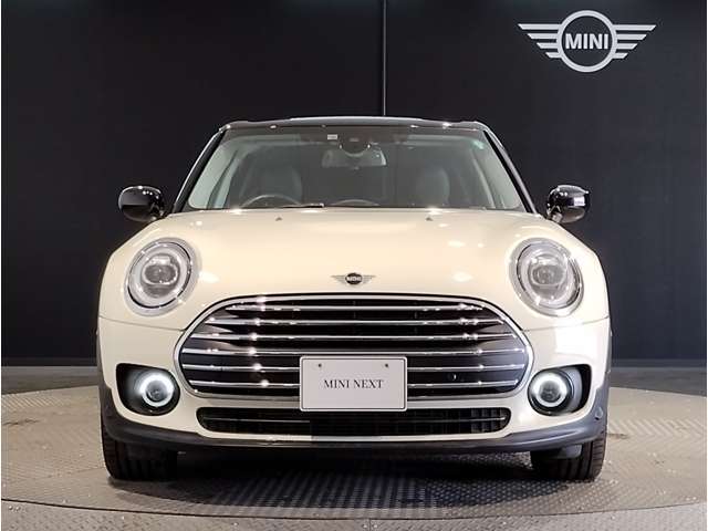 MINIのフロントグリルのデザインはイギリスで生まれた当初から、シルバーのサイドバーが折り重なった伝統的なデザインで御座います。その伝統はBMWのお車になってからでも少しずつ形を変えて守られております