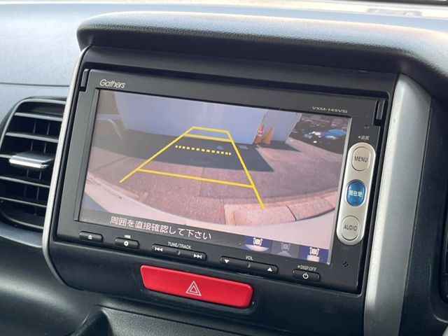 【バックカメラ】駐車時に後方がリアルタイム映像で確認できます。大型商業施設や立体駐車場での駐車時や、夜間のバック時に大活躍！運転スキルに関わらず、今や必須となった装備のひとつです！