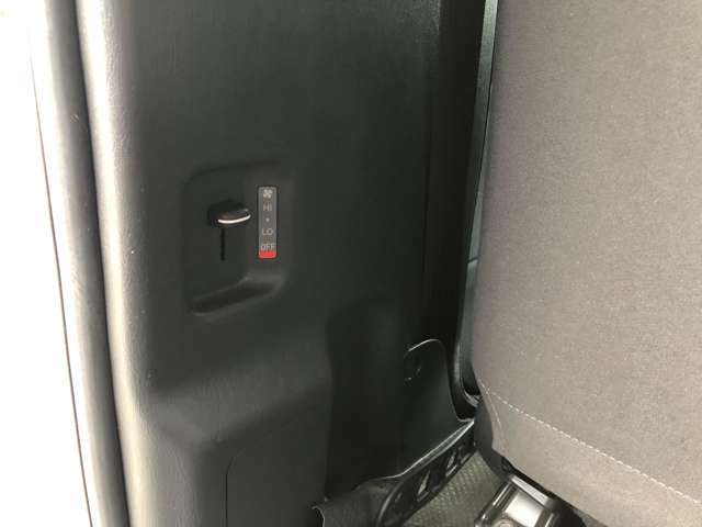 助手席の後方に、リアヒーターの操作スイッチがあります。