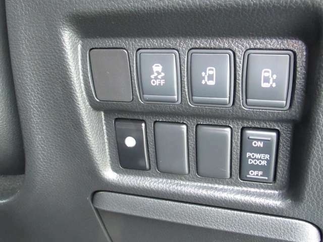 スイッチ操作で運転席から左右のオートスライドドアの開閉ができます。