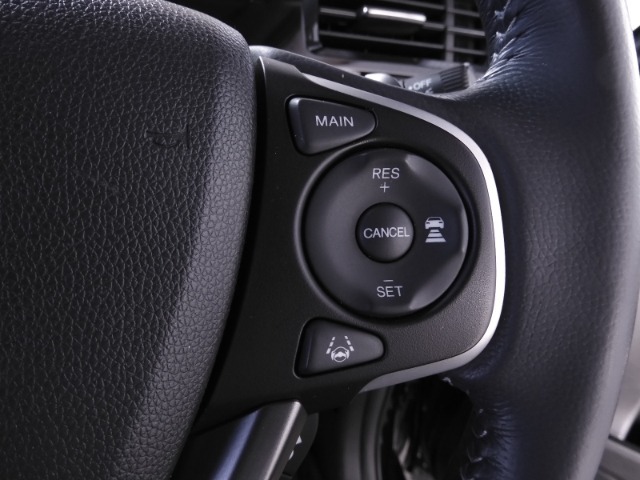 【アダプティブクルーズコントロール】予め設定した車速内でクルマが自動的に加減速。前走車との適切な車間距離を維持しながら追従走行します。【LKAS】車線維持支援システムでステアリング操作を支援。
