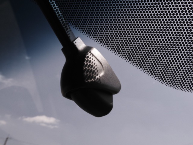 ◆ドライブレコーダー◆映像・音声などを記録する自動車用の装置です。　もしもの事故の際の記録はもちろん、旅行の際の思い出としてドライブの映像を楽しむことができます。