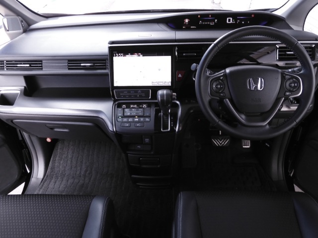 視界広々で非常に運転しやすくロングドライブでも疲れを感じさせないすっきりとまとまったインパネ周りです。