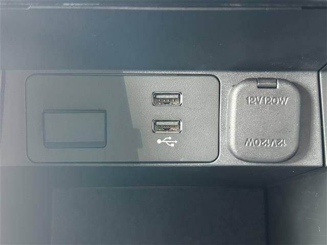 【充電用USB端子】センターコンソールにスマホなどの充電に便利な専用USB端子を2口装備。