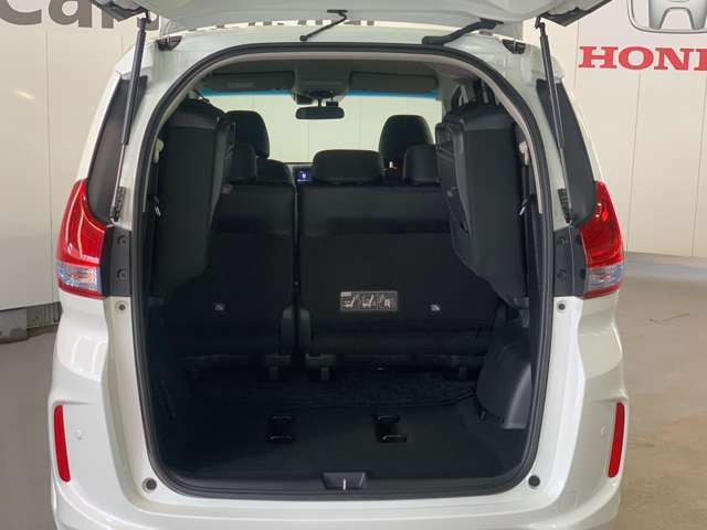 サードシートの格納で、ラゲッジルームも広く、たくさんのお荷物が詰めます！