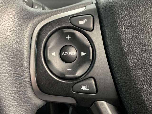 オーディオコントロールスイッチ付き！ハンドルを握ったままチャンネルや音量の調整が可能です。見た目以上に運転していると便利な機能なんですよ。