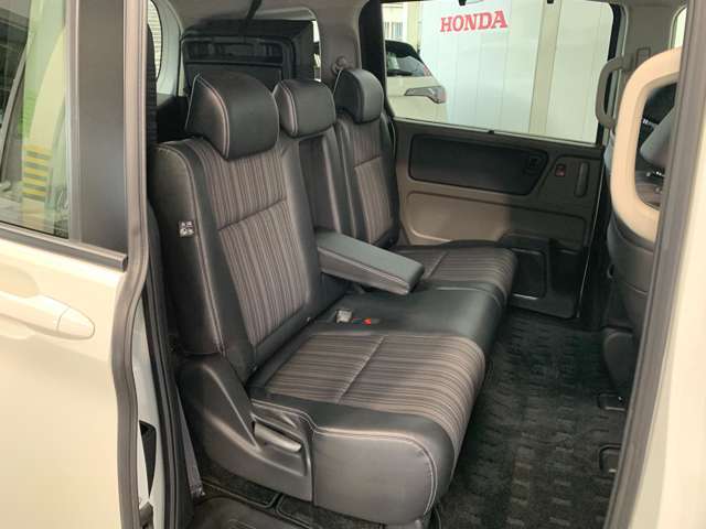 2列目も肉厚なしっかりシートです！センタータンクレイアウトだから出来る技！足元も頭上もゆったりしています。